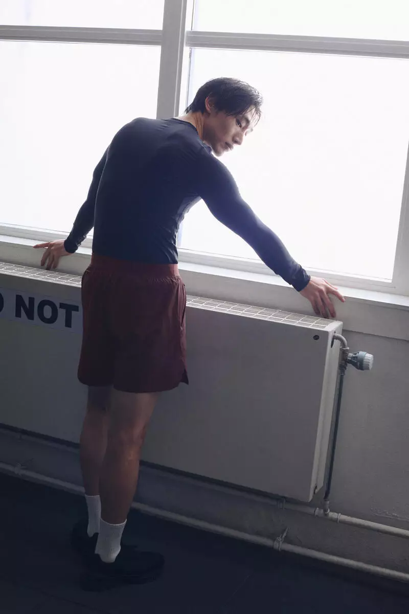 Mid-length sports shorts with DryMove™