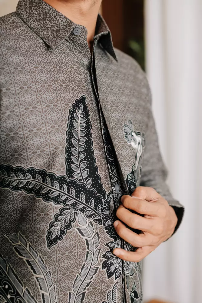 Sasmaya Grey Kemeja Batik Pria Slim Fit Katun