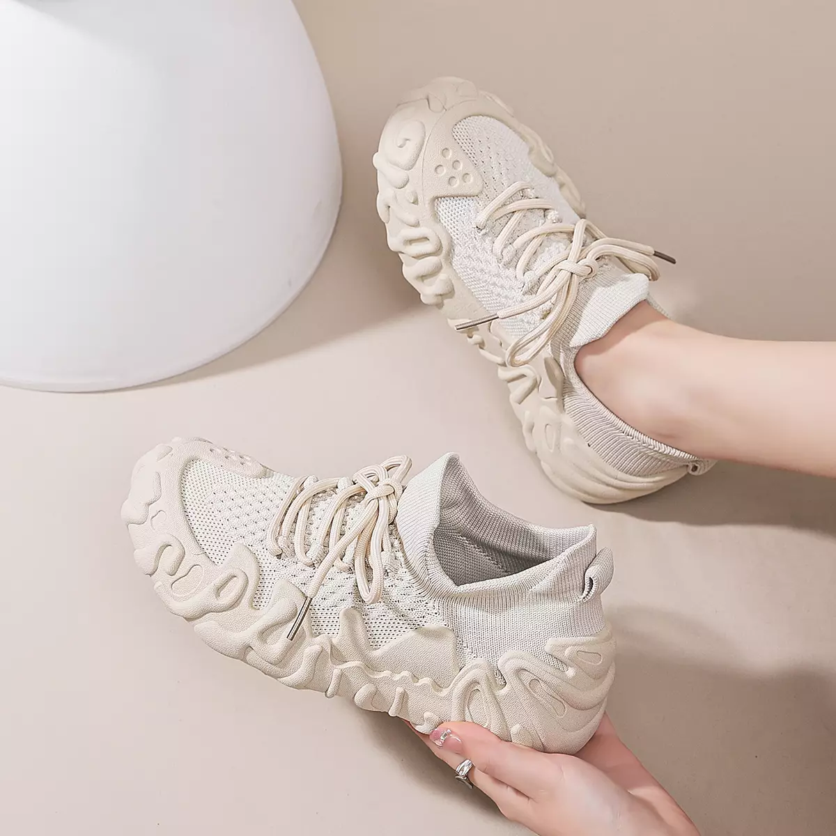 Sepatu Sneakers Beige Wanita | Sporty, Fashionable, & Nyaman