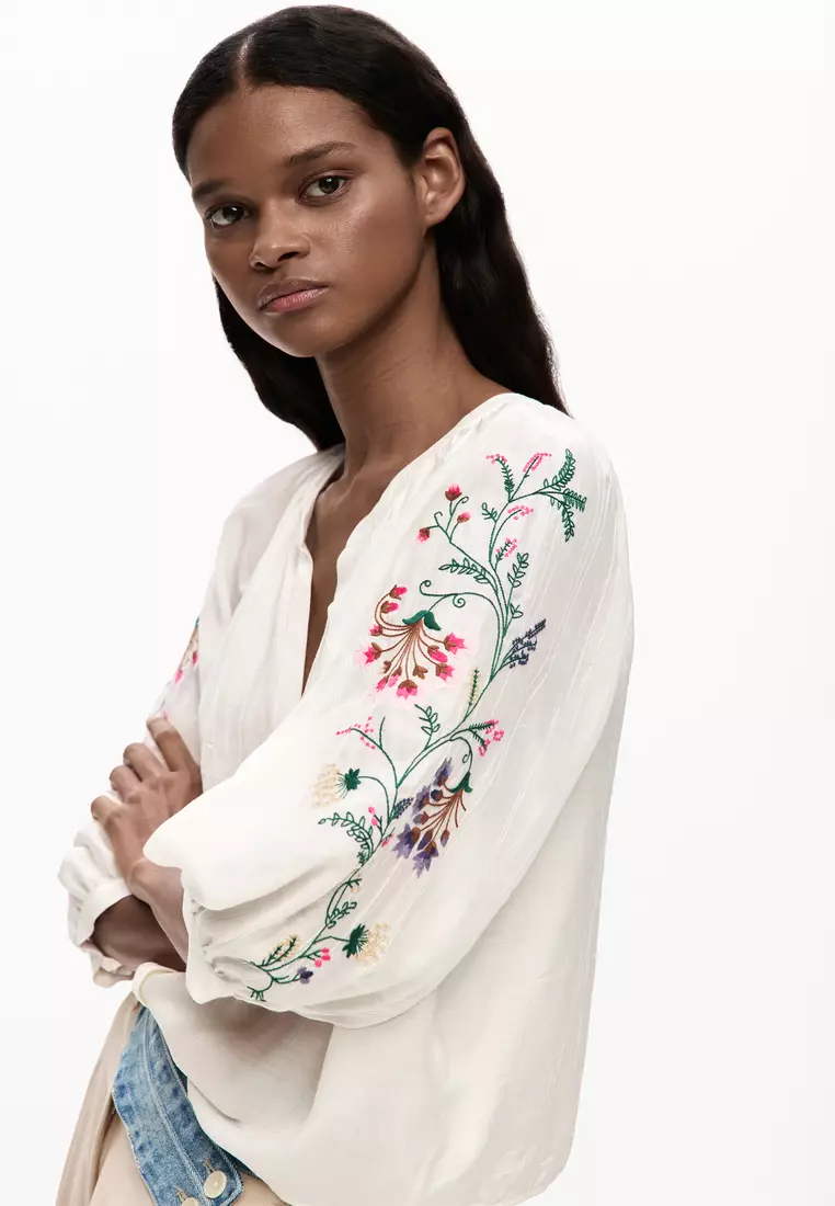 Buttoned blouse with embroidery