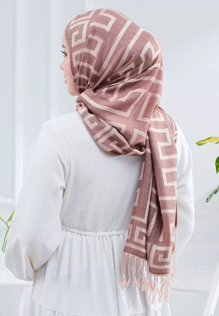 Hijab Pashmina Wanita Reversible Viscose Geometric Maze Pattern Pashmina Shawl Syal Wanita Cocoa Brown