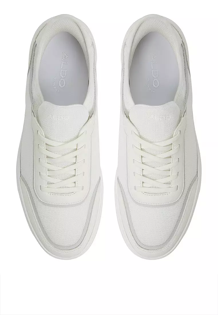 Winslow Easy In Sneakers