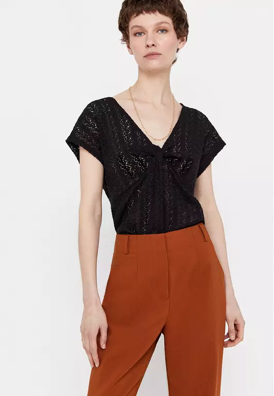 Structured Top With Knot