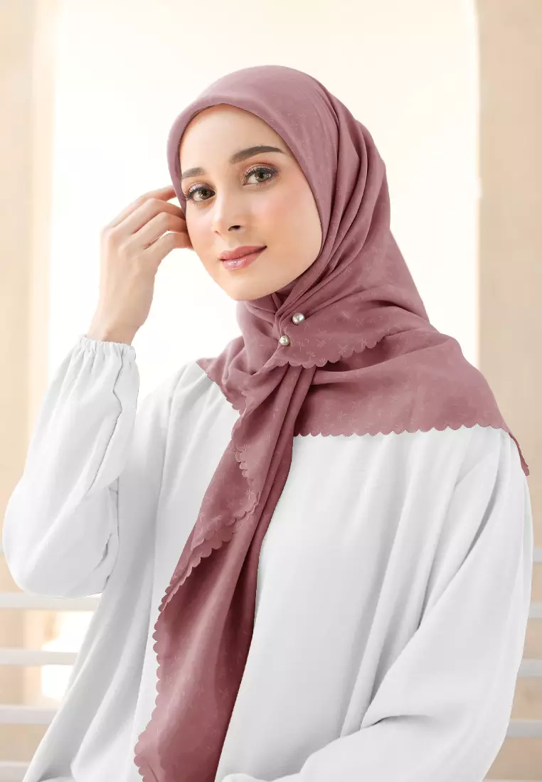 Rada Embossed Square | Hijab Polycotton Scarf Segiempat - Royal Berry