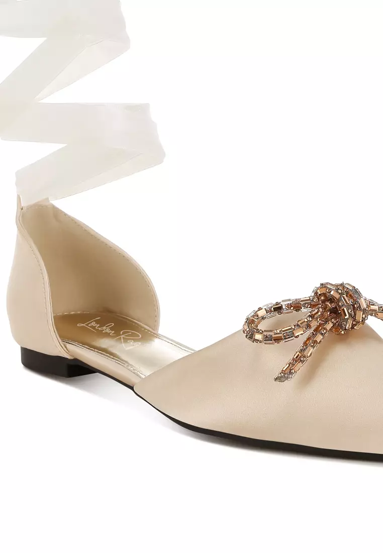 Sandal Datar Pita Detail Berlian Imitasi dalam Warna Emas