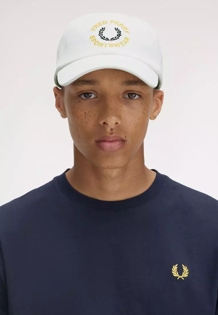 Fred Perry HW9676 FP SPORTSWEAR GRAPHIC CAP (SNOW WHITE)