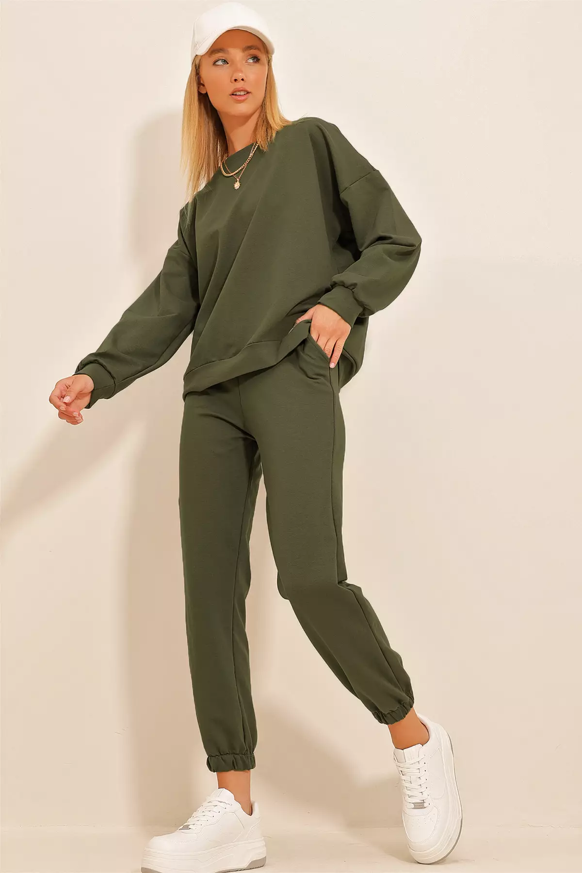 Basic Sweatshirt & Pants Set