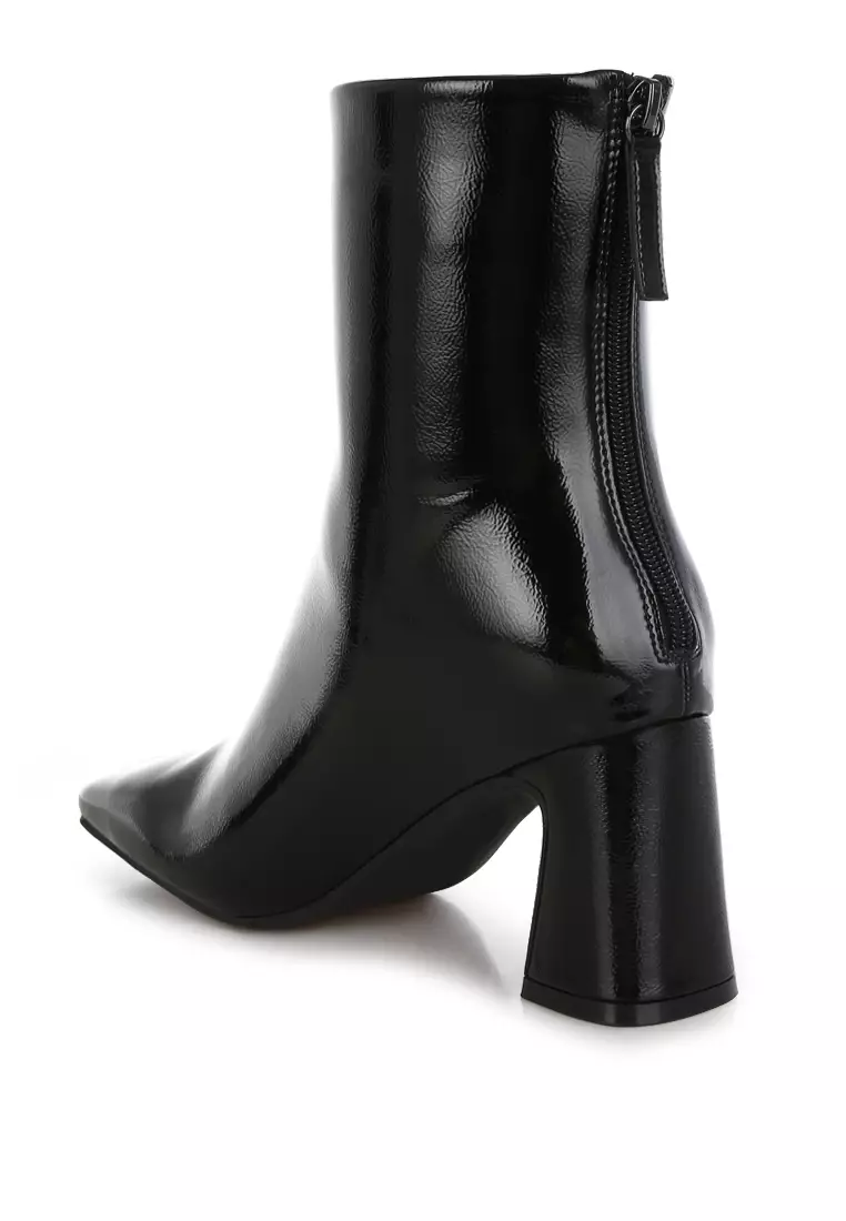 Sepatu bot ujung persegi paten berwarna hitam