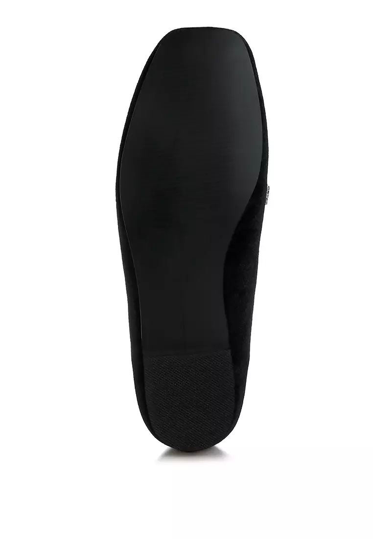 Sepatu Loafer Tali Berlian Beludru Warna Hitam