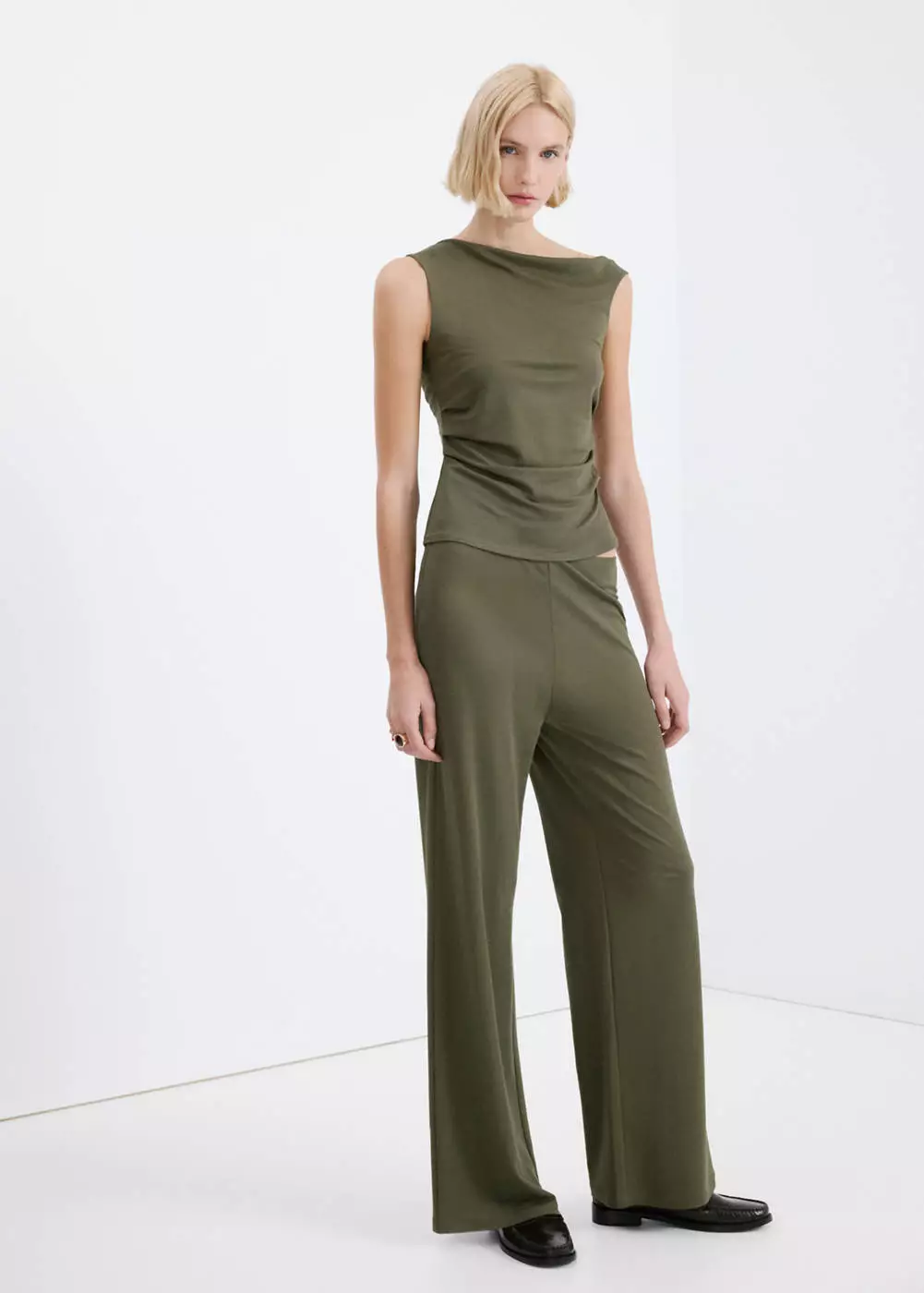Atasan asimetris dengan kerah drape