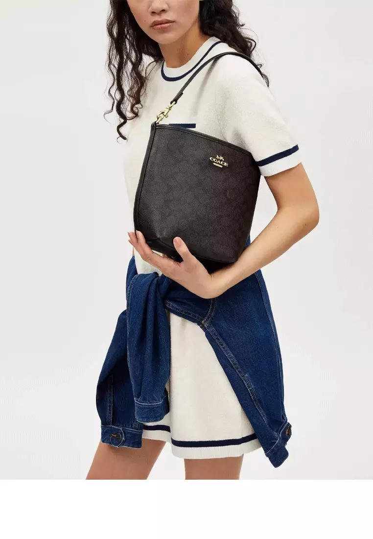 網上選購Coach City Bucket Bag In Signature Canvas 2025 系列