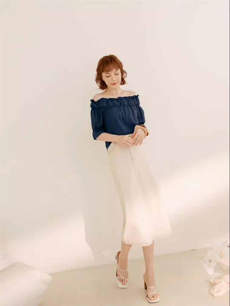 Off-shoulder short sleeve top with textured fabric [AB18625]