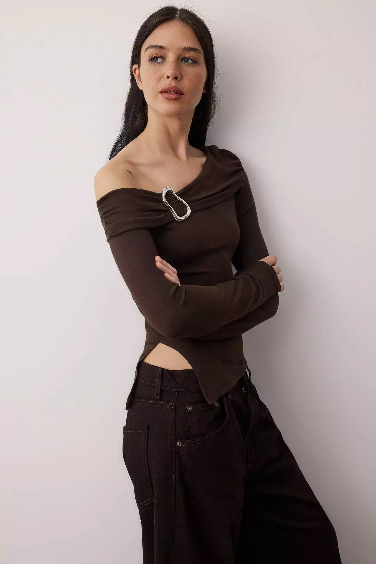 Brown Asymmetric Collar Accessory Detailed Fitted Open Shoulder Knitted Blouse Twoaw26Bz121