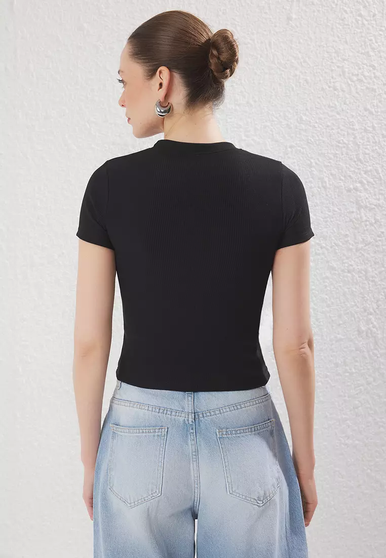 Black Heart Cut Out Detailed Crew Neck Short Sleeve Knitted Blouse TWOSS25BZ00486