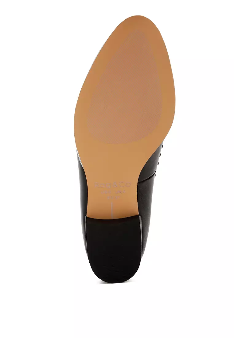 Sepatu Kulit Berhiaskan Kancing dalam Warna Hitam