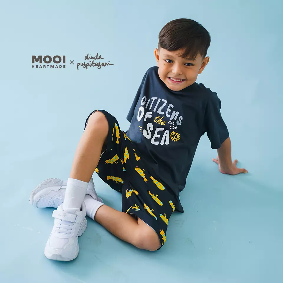 Mooi X Dinda Puspitasari Setelan Anak Kio Graphic Tee Set - Dark Grey