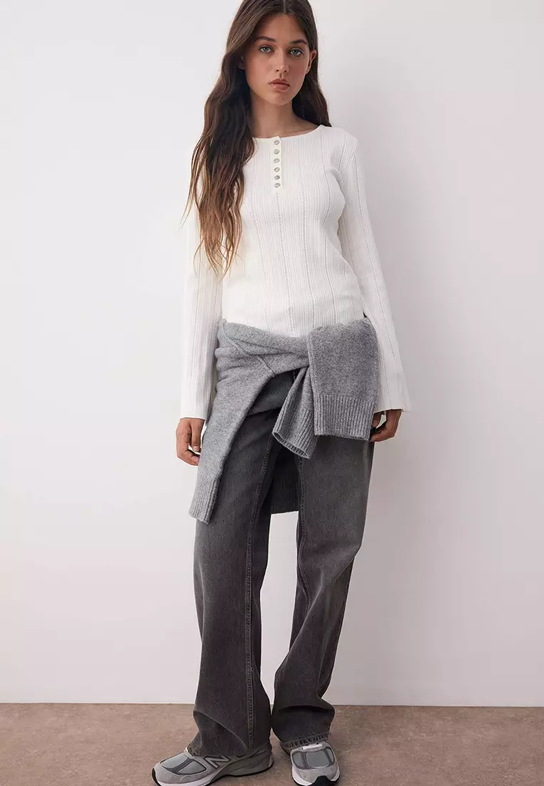 Ecru Fitted/Fits Body Spanish Sleeve Thin Knit Sweater