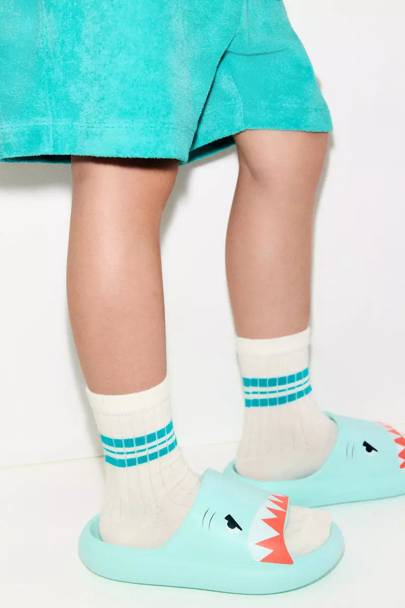 Discount on H&M  shoes - SKU: Printed chunky pool slides