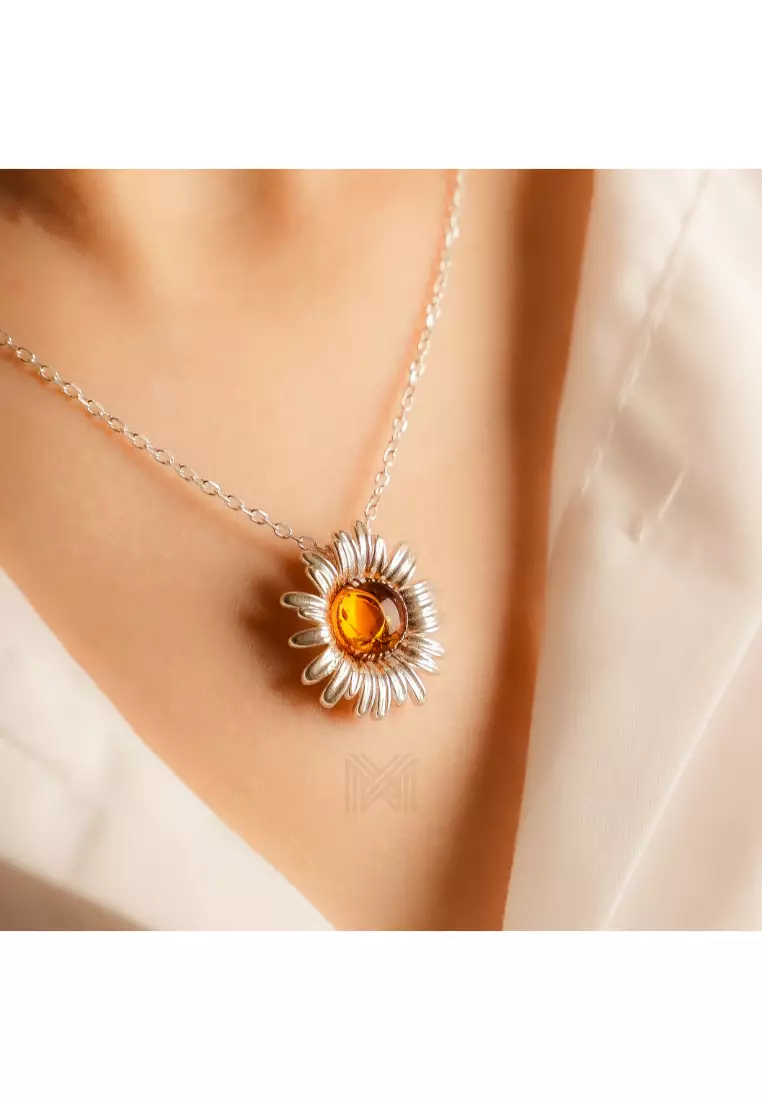Multifaceted Baltic Amber Daisy Silver Pendant with 925 Sterling Silver