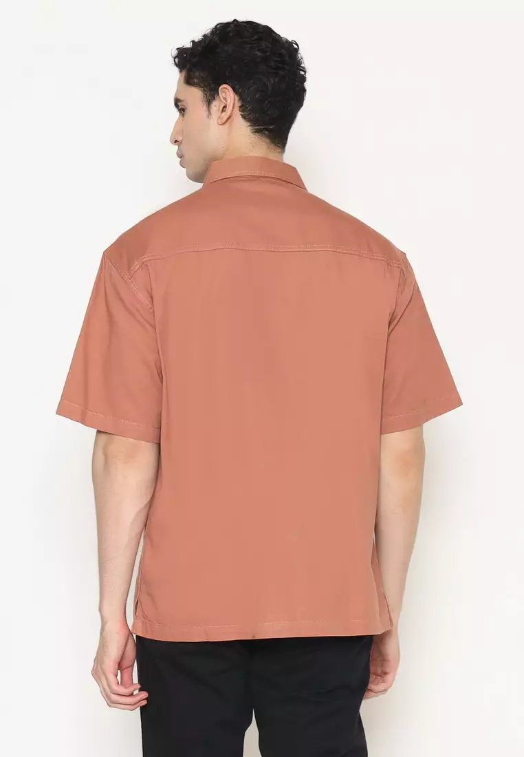 POLICE Kemeja Polos Relaxfit Cotton Twill Merah Pastel Pria