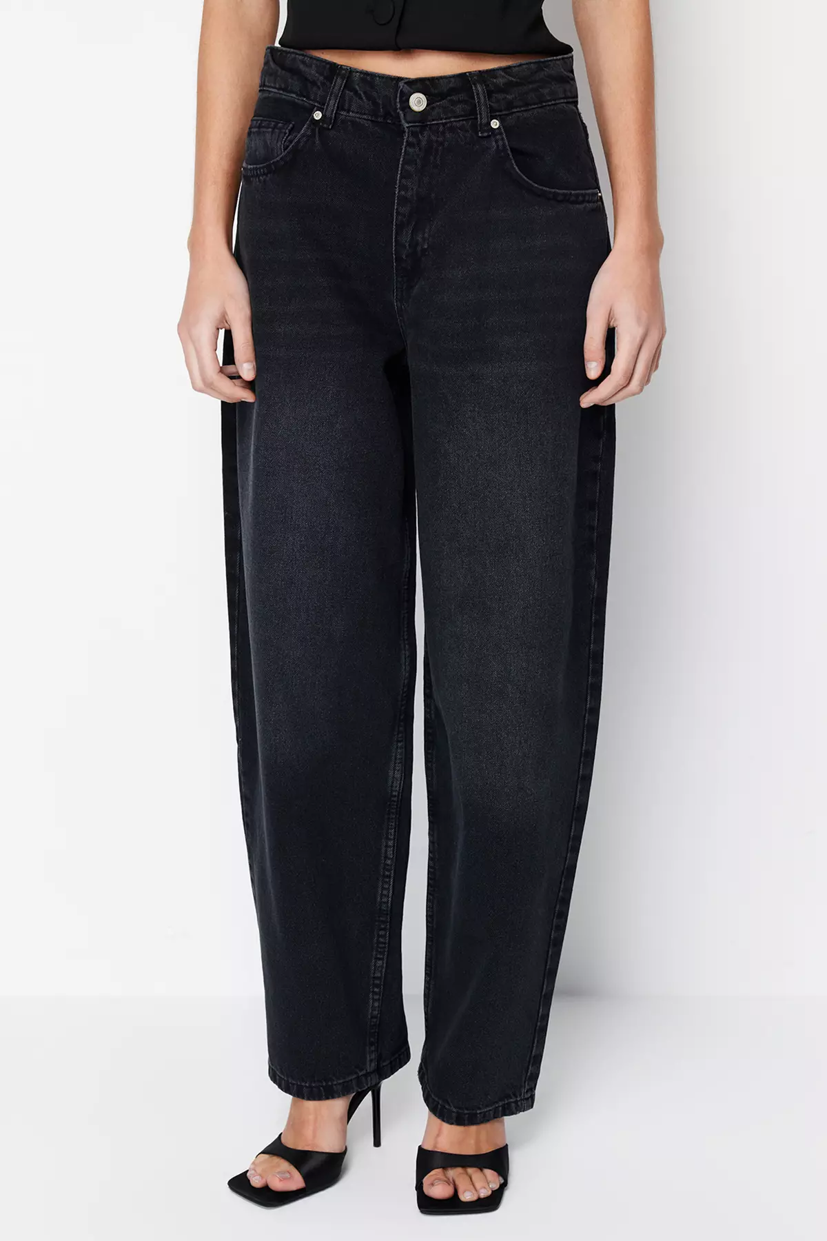 Relaxed Wide Leg Jeans