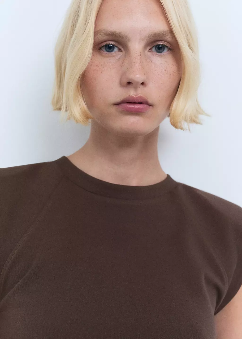 T-shirt bantalan bahu