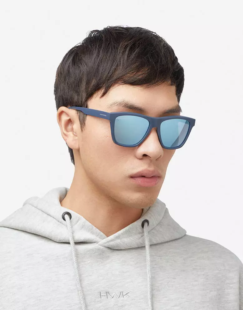 HAWKERS POLARIZED Navy Blue Chrome ONE LS RAW. Sunglasses for Men and Women, Unisex. UV400 protection. Official product designed and made in Spain