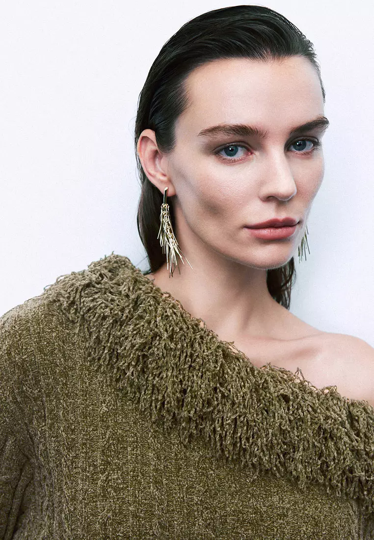 UR冬季新款女装时髦斜肩领肌理感流苏针织衫UWJ940042