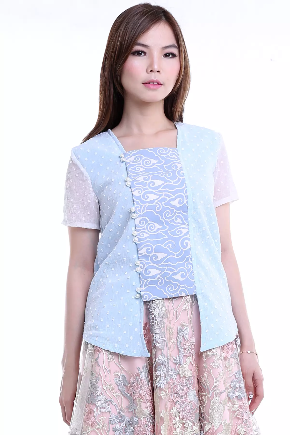 Ayuning Megabiru Kembangan Kebaya