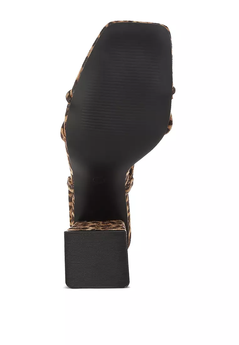 Sepatu hak persegi motif macan tutul dengan motif macan tutul