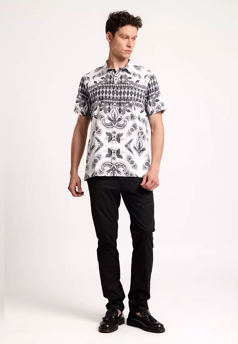 MANZONE - Kemeja Batik Lengan Pendek Pria Sakranata Modern Fit - White Warna White
