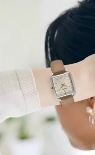 Jam Tangan Wanita Seiko SWR089 SWR089P1 Strap Leather Brown Buckle Classic Madam Beige Dial Brown Color