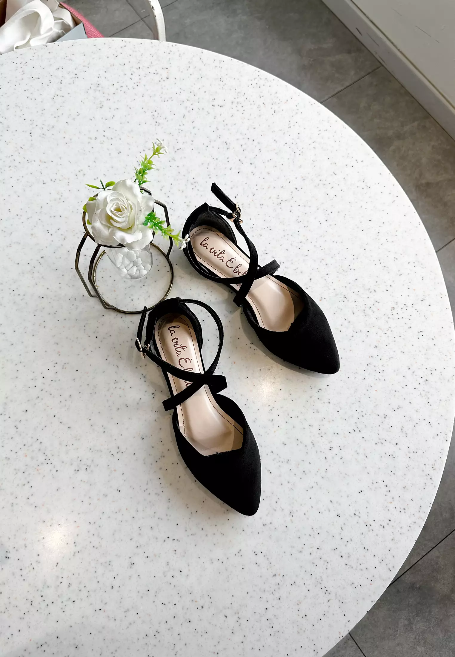 Laura Sandal Flat Wanita Pointed Toe Crossed