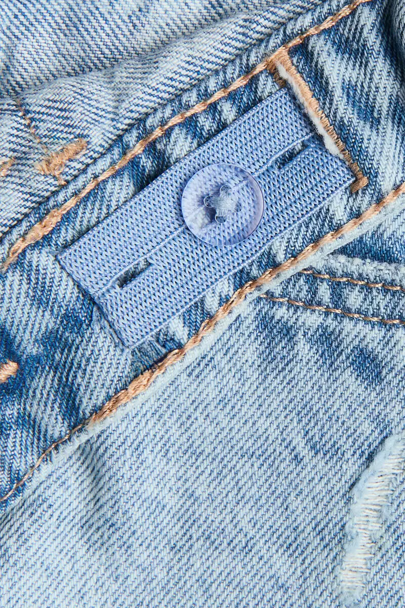 Frayed denim shorts