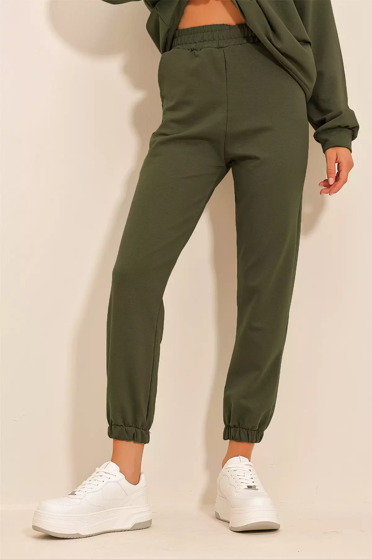 Basic Sweatshirt & Pants Set