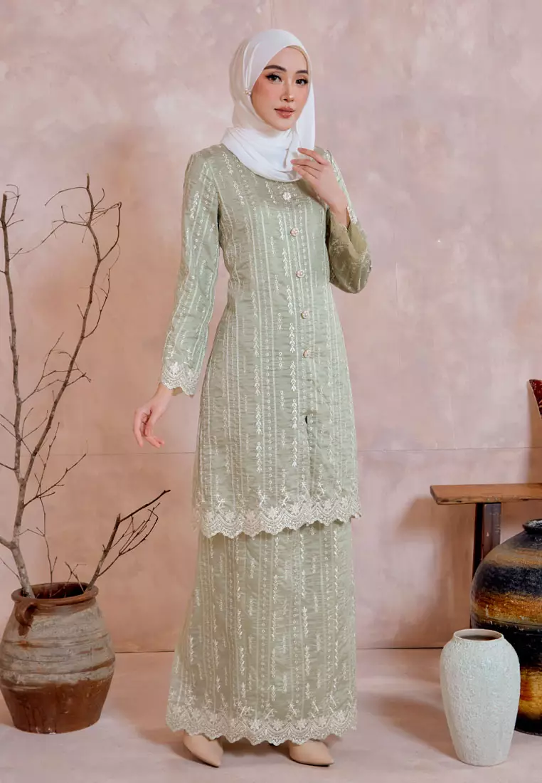 Permata Embroidery Long Kebaya with Kipas Belakang Skirt