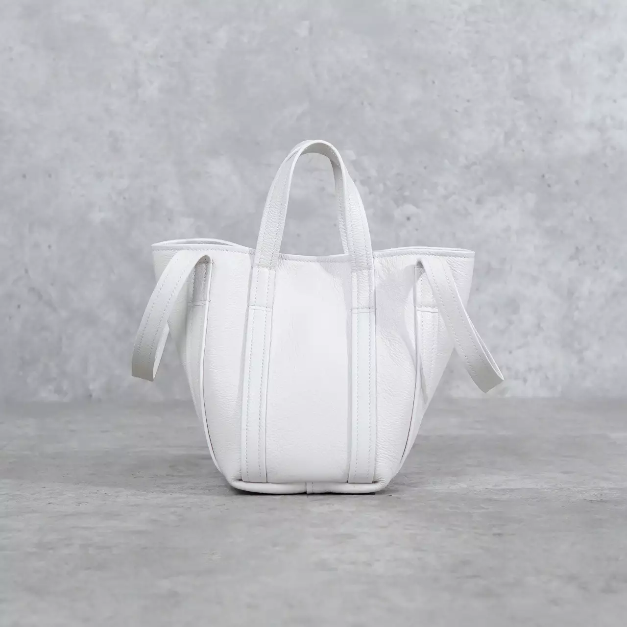 Tas BALENCIAGA ALL WHITE LEATHER BUCKET BAG WITH LS 100% ORIGINAL