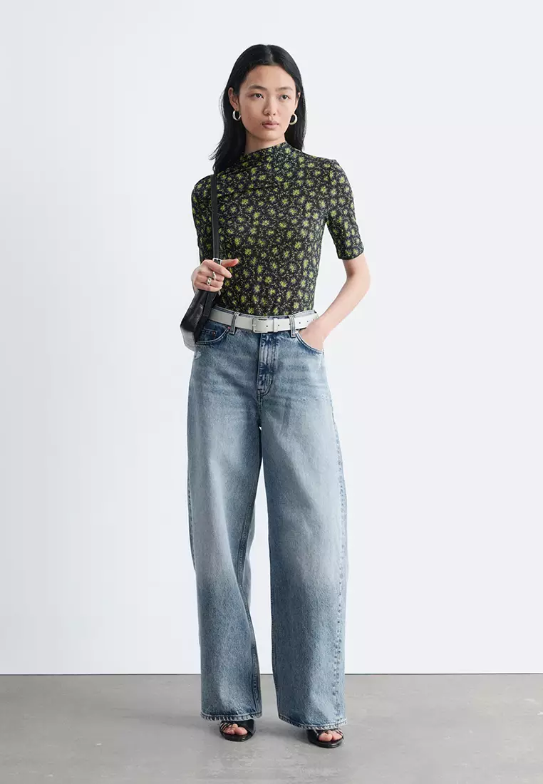 Short-Sleeves Mock-Neck Top