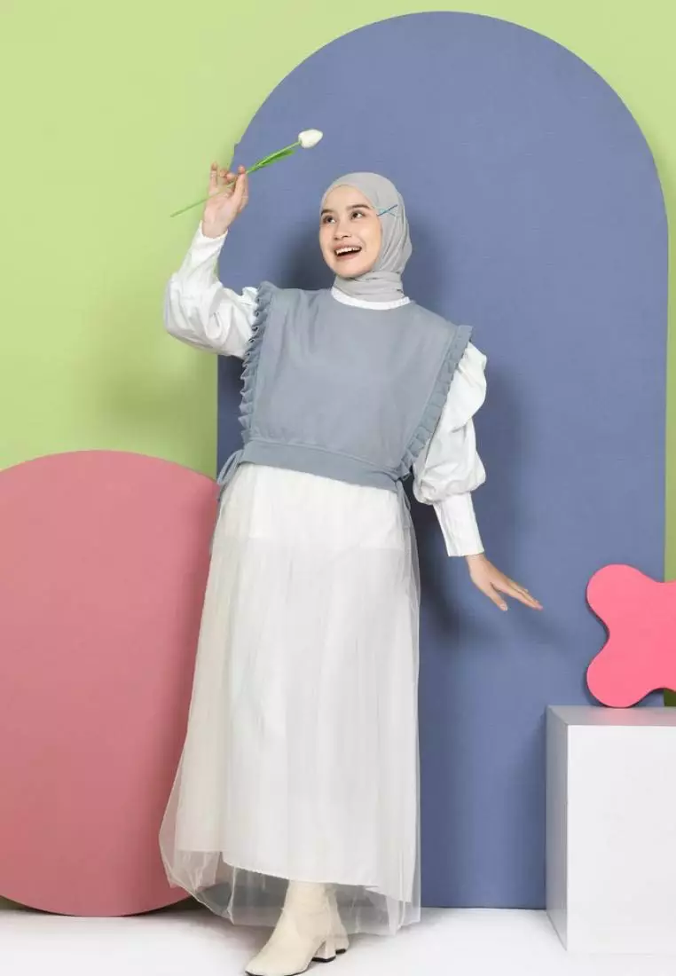 Dalla Ruffle Vest - Medium Gray M18626 R77S3