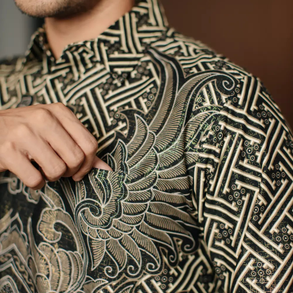 Pinggala Black Kemeja Batik Furing Regular Fit Foil