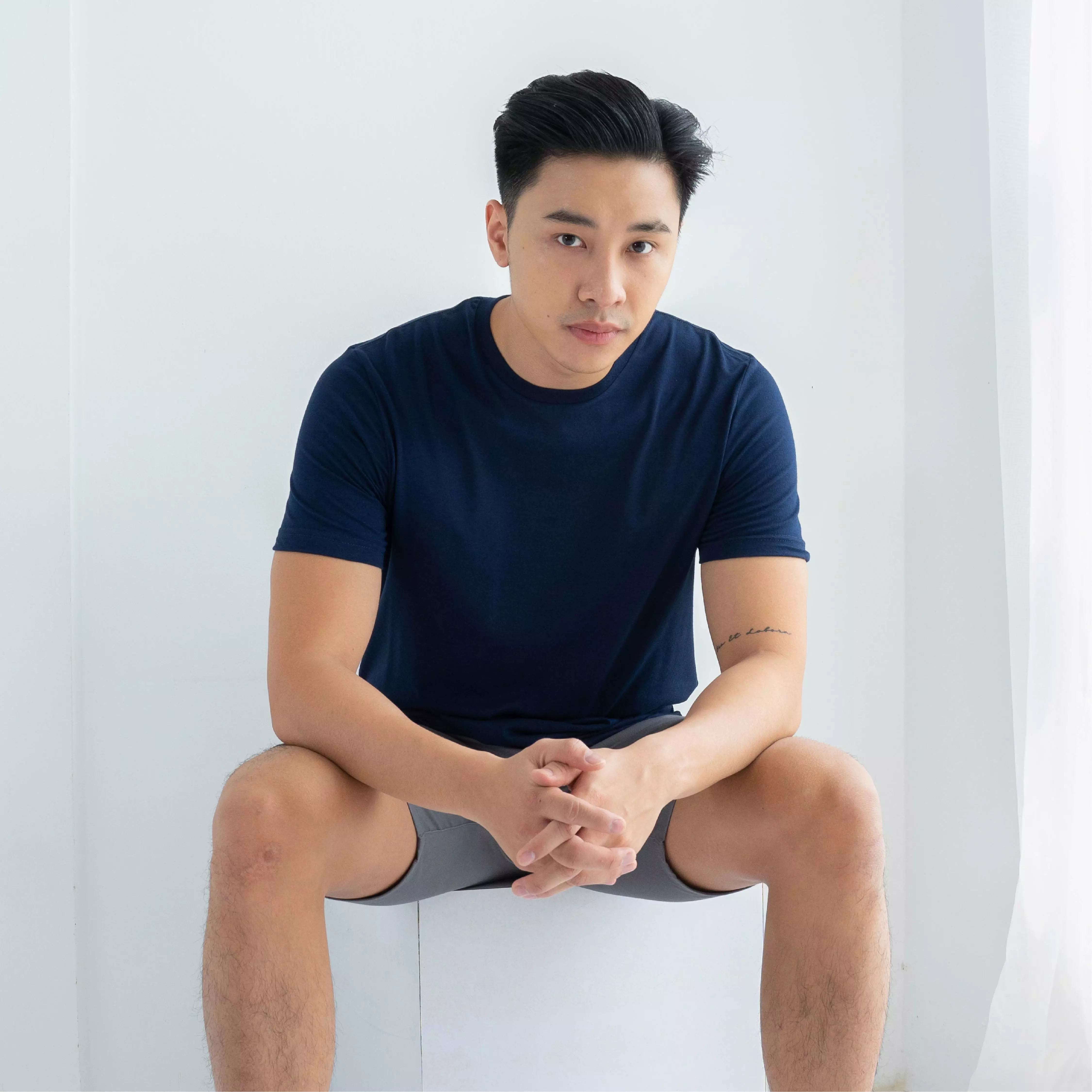 Kale Silky Navy / T-Shirt Pria polos lengan pendek / Unisex