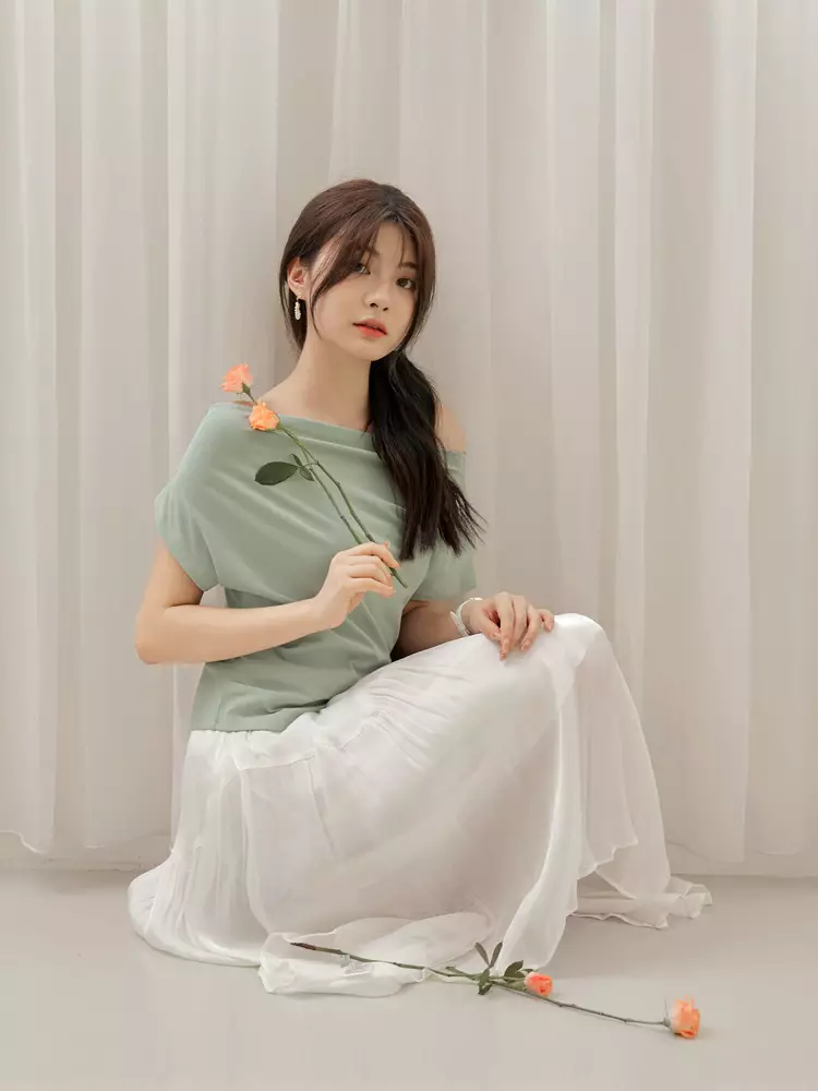 素色斜肩一字領褶皺收腰短版上衣《AB19561》