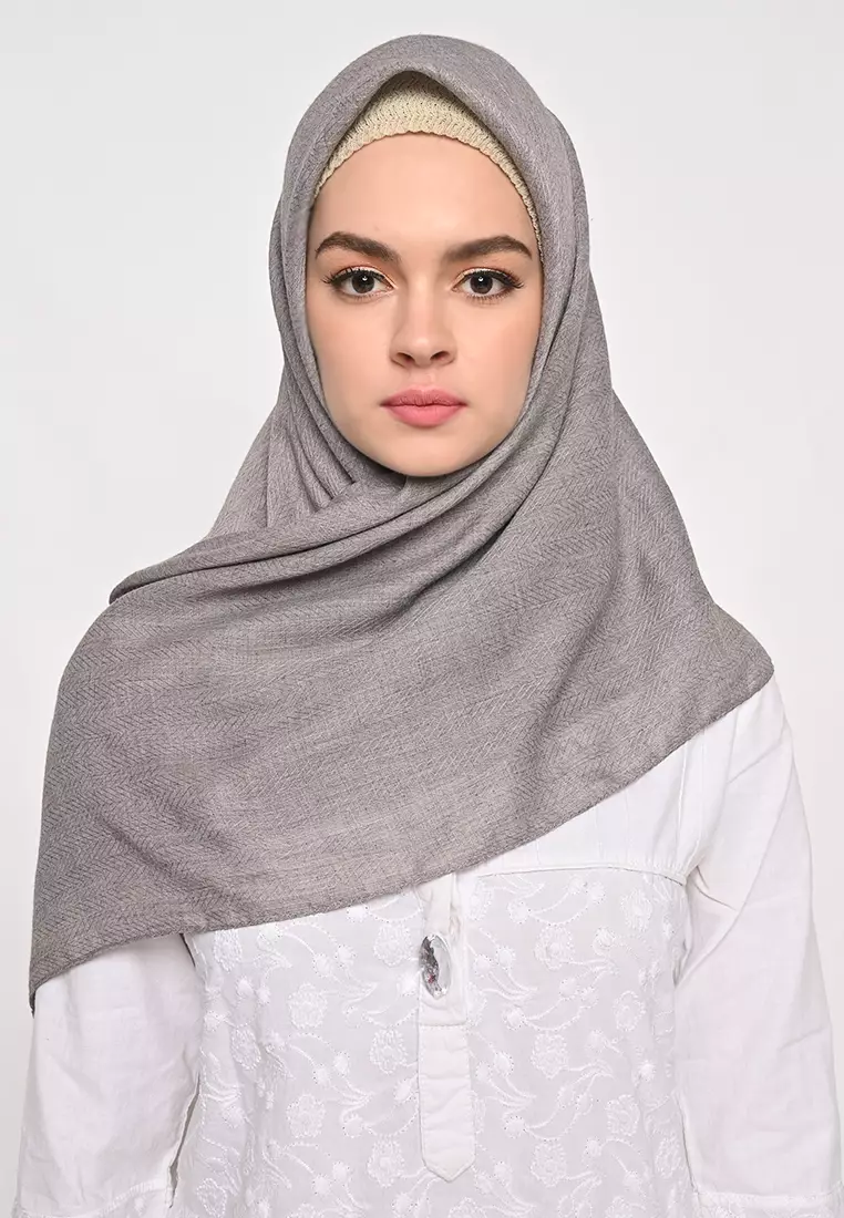 Segi Empat Voal Zaffron Jahit Tepi Grey