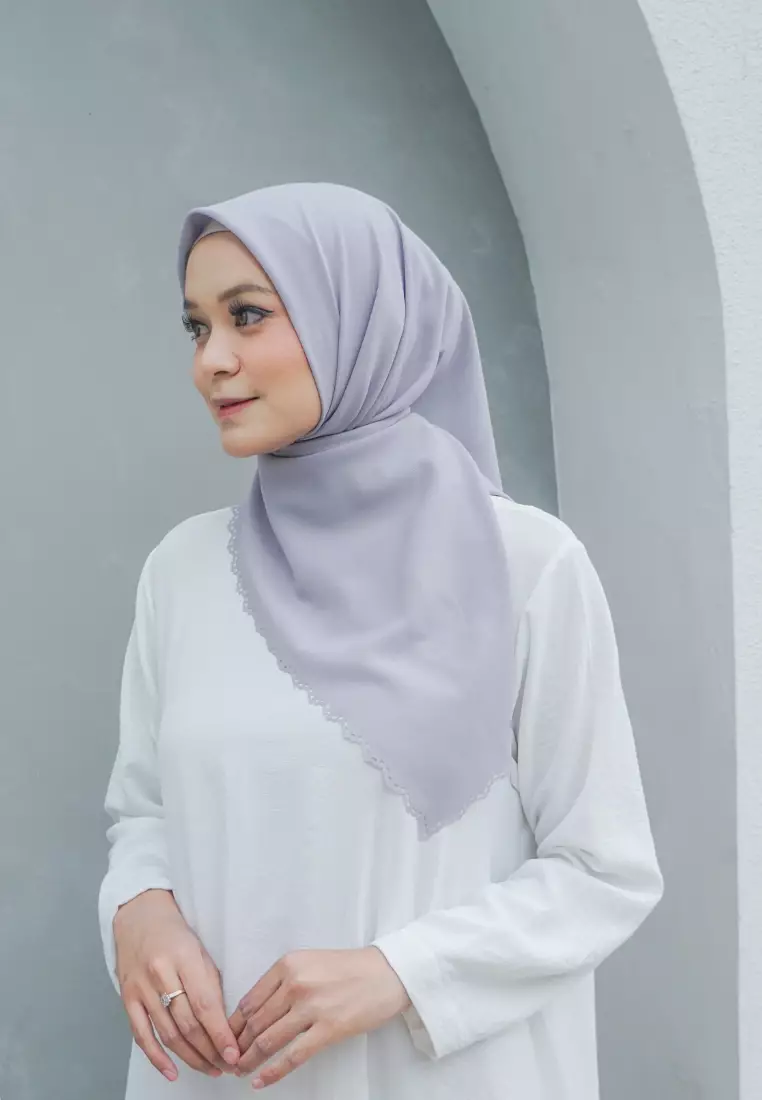 Hijab Segi Empat Lasercut Curly Grey