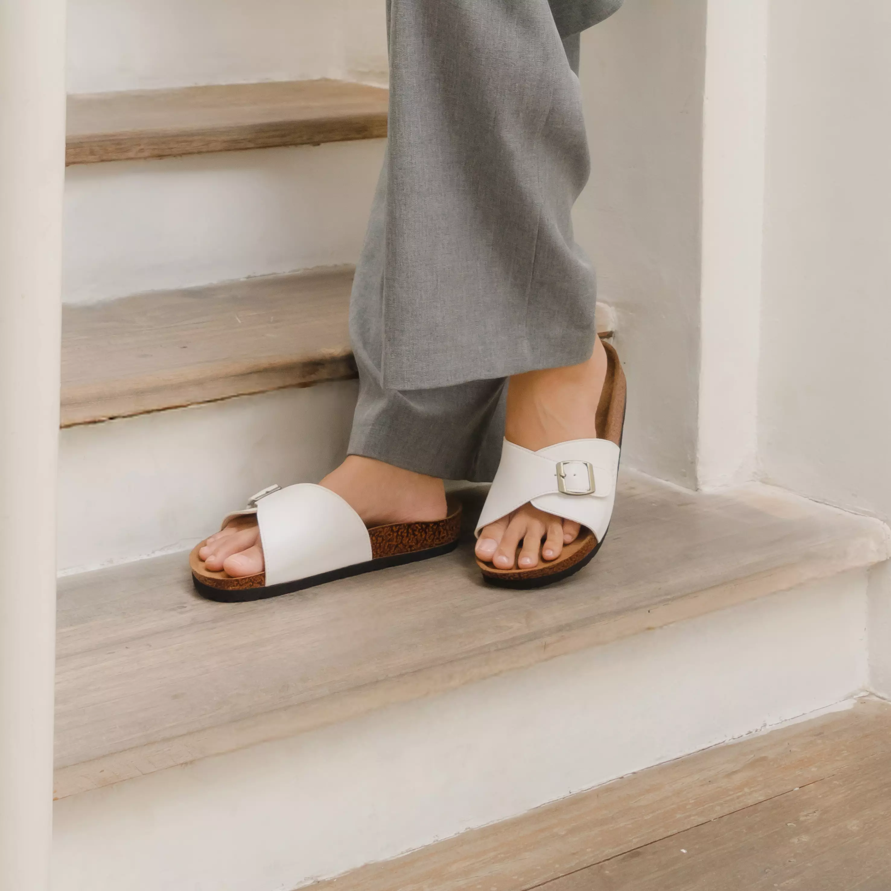 Urnam Sandal Slop Wanita Flat  Kasual Nyaman - White