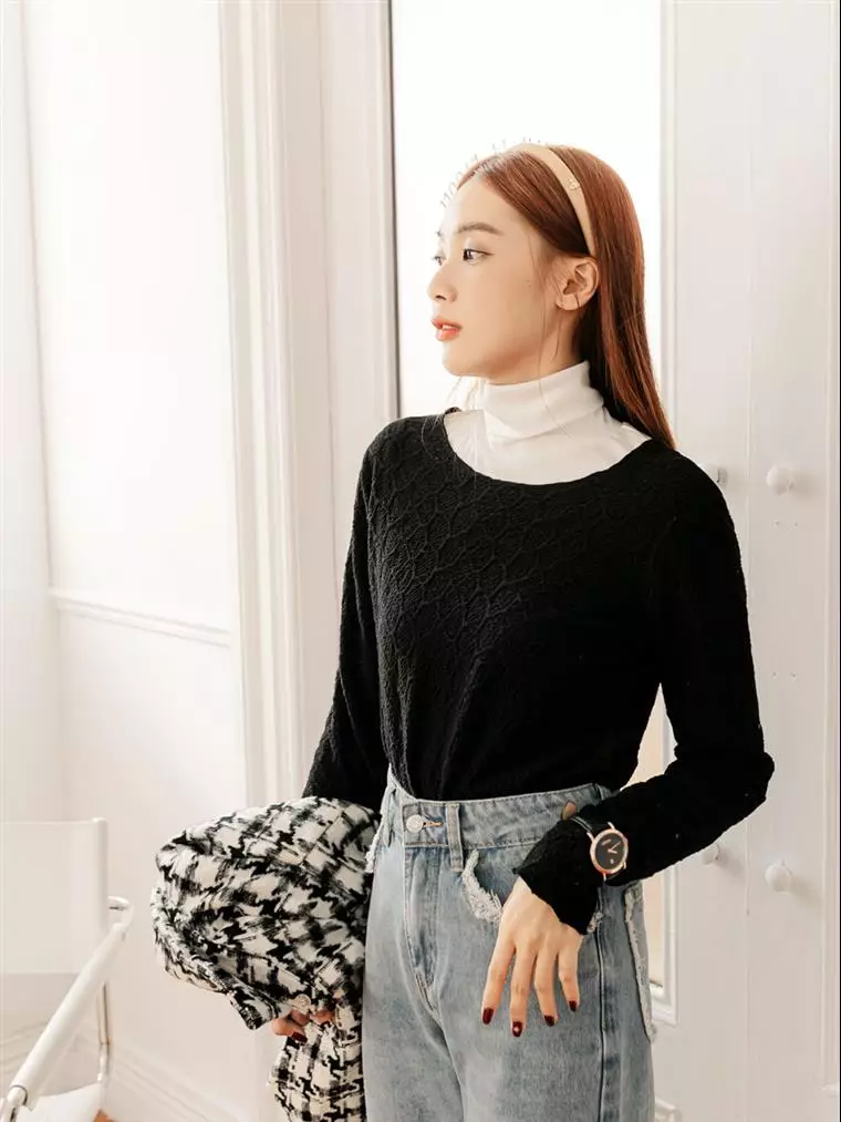Solid Color Skin-Friendly 3D Texture Round Neck Long Sleeve Top [AB17955]