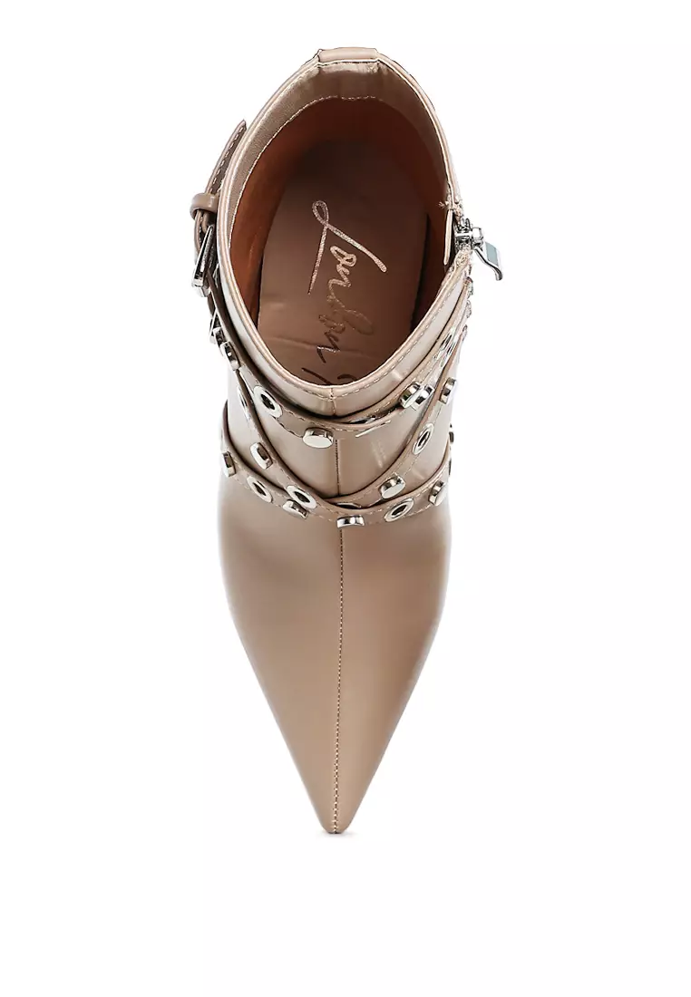 Sepatu bot bertali mata tali dan kancing berwarna krem