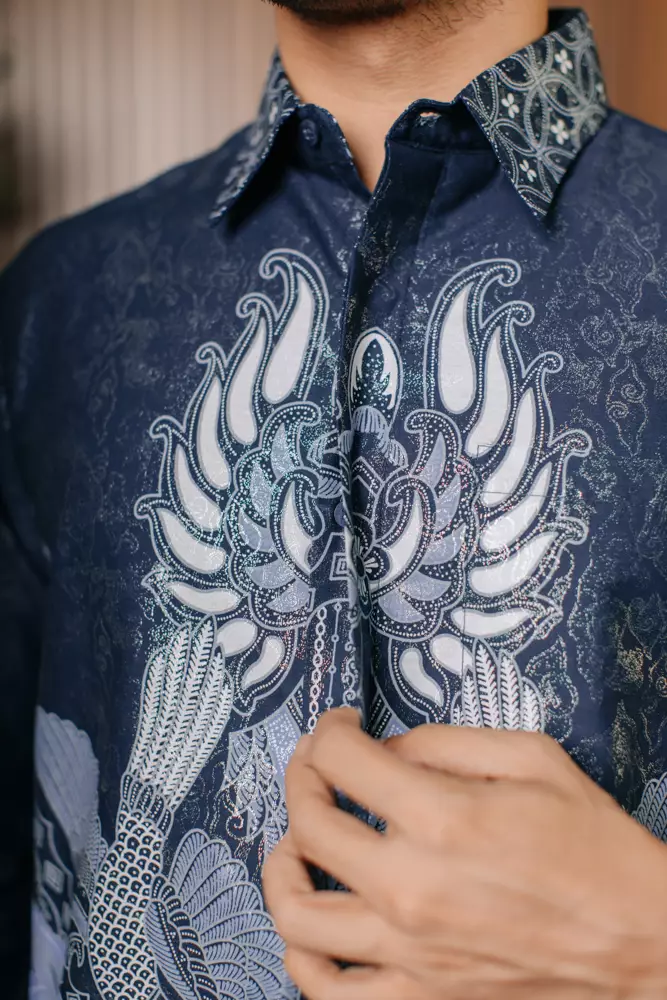 Gantari Navy Blue Kemeja Batik Pria Furing Regular Fit Lengan Panjang Katun Foil