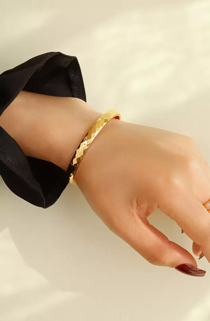 Luxe Engravable Bangle in Gold