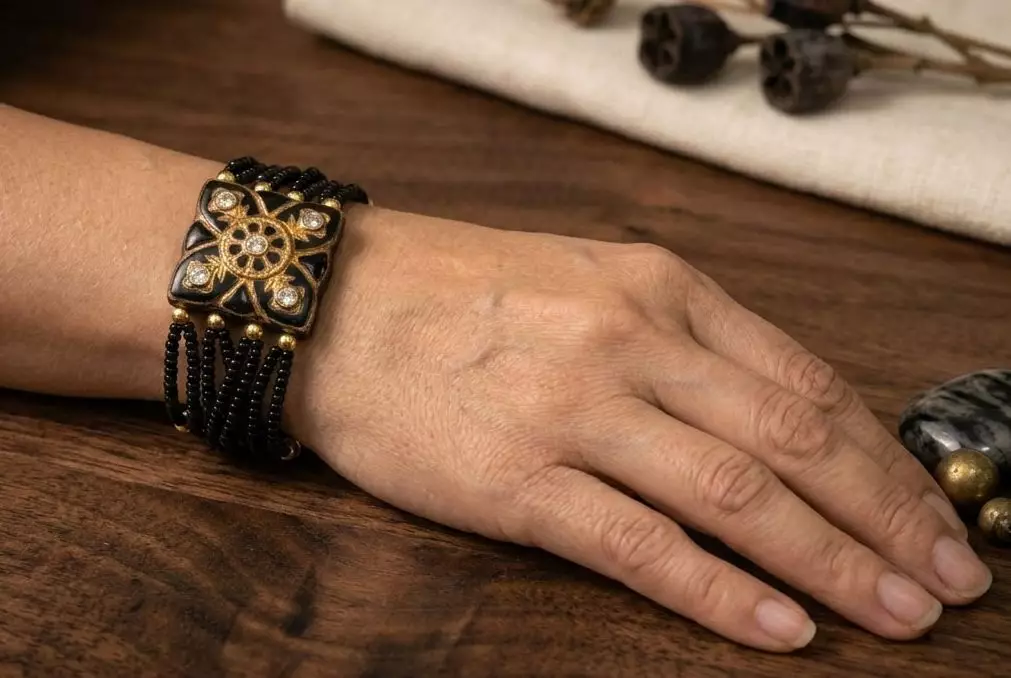 Aksesoris Wanita Pearly Square Pendant Beads Bracelet Gelang Wanita Gold & Black